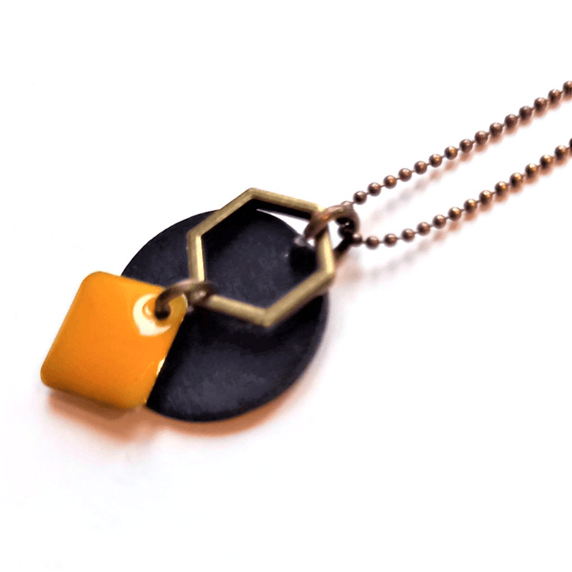 Collier en pendentif en CHAMBRE à AIR RECYCLÉE - Moutarde - Pièce Unique