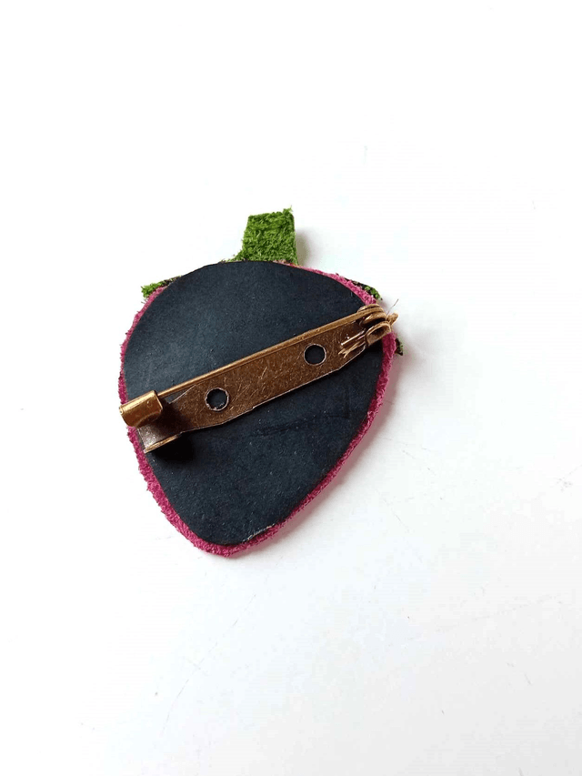 Broche en chute de CUIR et CHAMBRE à AIR de tracteur - Fraise - Pièce Artisanale et Unique