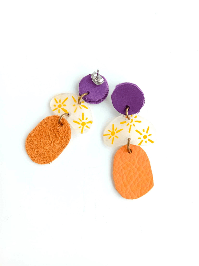 Boucles d'Oreilles Inspiration Années 70 - Chutes de CUIRS et PLASTIQUE FOU - Soleil- Pièces Artisanales et Uniques