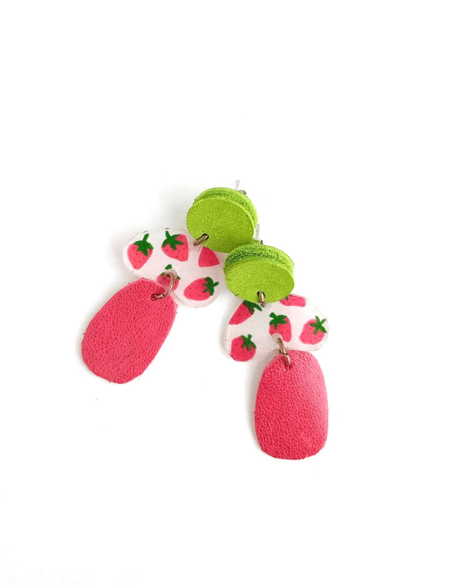 Boucles d'Oreilles Inspiration Années 70 - Chutes de CUIRS et PLASTIQUE FOU - Fraises - Pièces Artisanales et Uniques