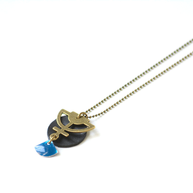 Collier en pendentif en CHAMBRE à AIR RECYCLÉE - Turquoise - Pièce Unique 