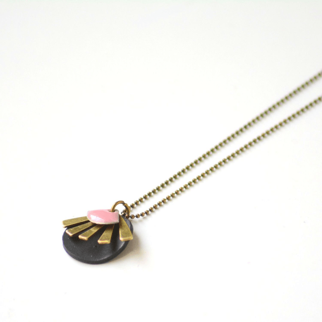Collier en pendentif en CHAMBRE à AIR RECYCLÉE - Lilas - Pièce Unique