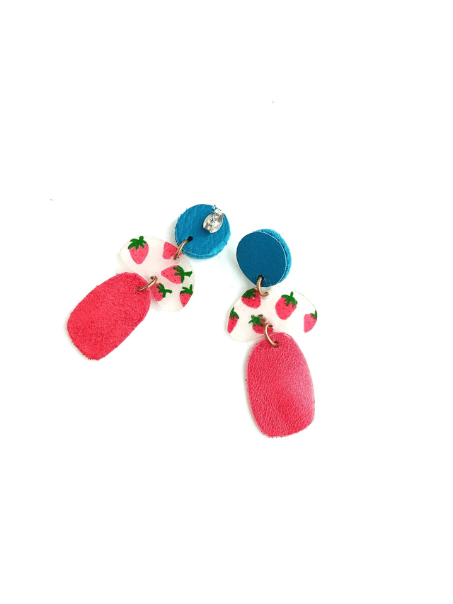 Boucles d'Oreilles Inspiration Années 70 - Chutes de CUIRS et PLASTIQUE FOU - Fraises - Pièces Artisanales et Uniques 
