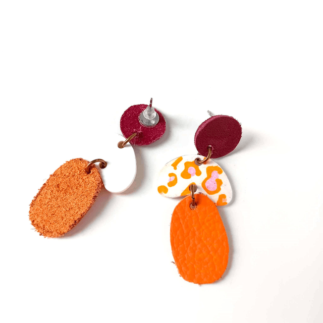 Boucles d'Oreilles Inspiration Années 70 - CUIR et PLASTIQUE FOU - Orange et violet - Pièces Artisanales et Uniques