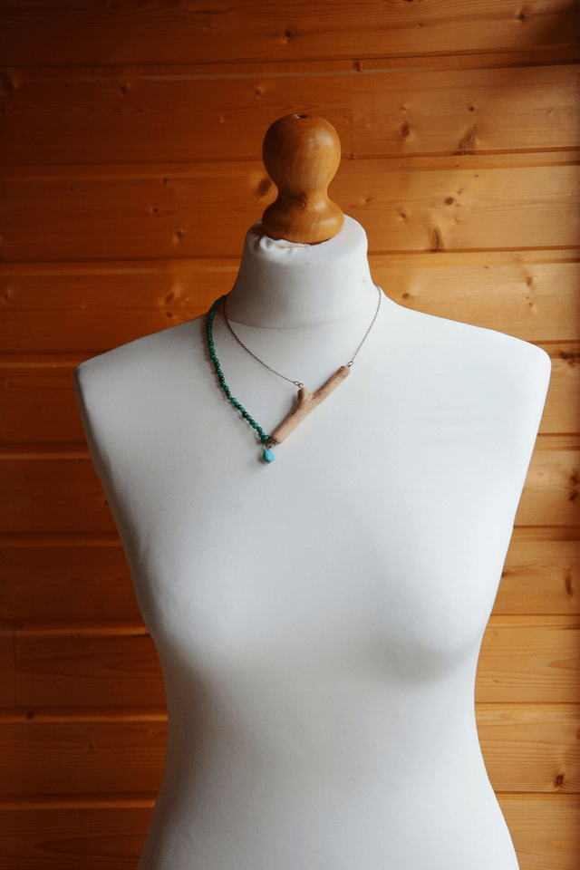 Collier Asymétrique Création Bois Flotté et Goutte de Turquoise - Vert et Turquoise - Pièce Artisanale et Unique