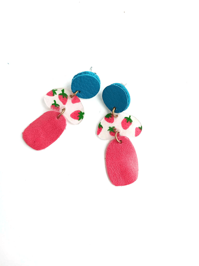 Boucles d'Oreilles Inspiration Années 70 - Chutes de CUIRS et PLASTIQUE FOU - Fraises - Pièces Artisanales et Uniques 