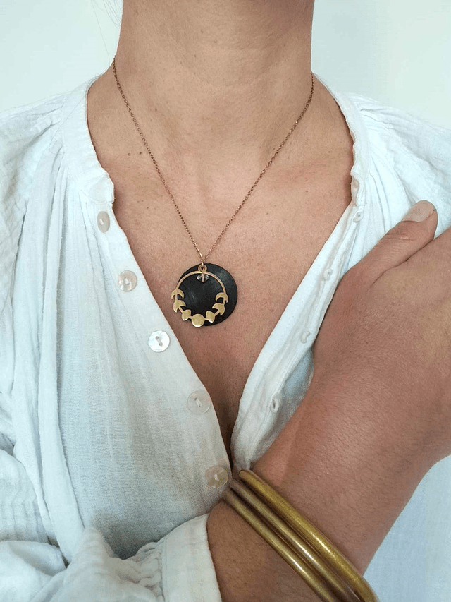 Chaîne avec Pendentif Upcyclé en CHAMBRE à AIR RECYCLÉE et Perle en verre Recyclée - Féminin Sacré