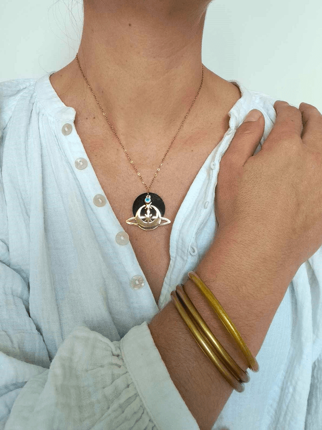 Chaîne avec Pendentif Upcyclé en CHAMBRE à AIR RECYCLÉE et Perle en verre Recyclée - Saturne