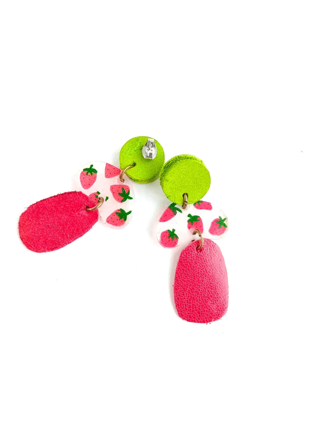Boucles d'Oreilles Inspiration Années 70 - Chutes de CUIRS et PLASTIQUE FOU - Fraises - Pièces Artisanales et Uniques